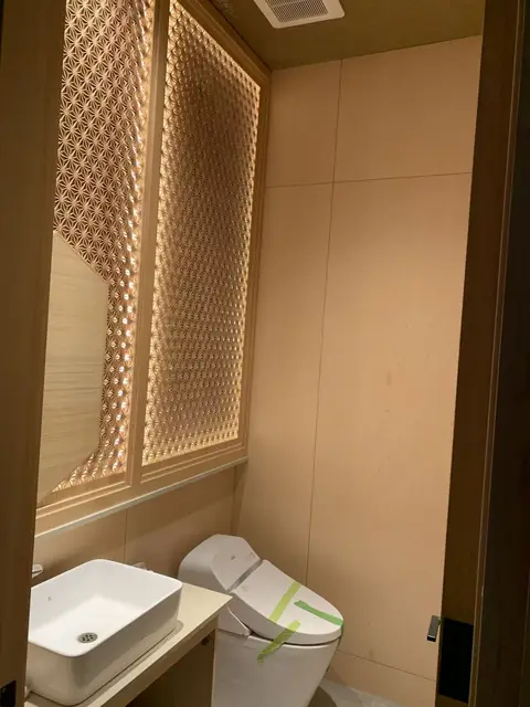 Washroom with a decorative lattice wood screen panel