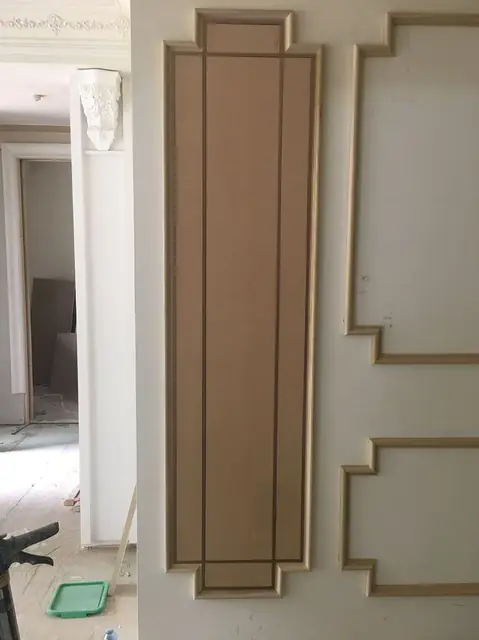 Wainscoting panel moulding layout with a decorative corbel